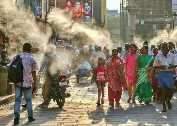 Một đường phố ở Varanasi (Ấn Độ) đã phải "phun sương" giải nhiệt, trong đợt nắng nóng từ ngày 27/4. Ảnh: AFP