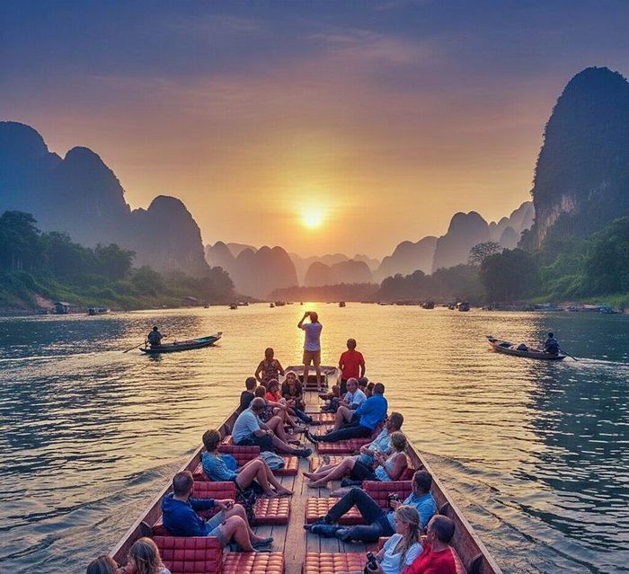 Tour đi thuyền dọc sông Mekong vốn được coi là điểm nhấn của du lịch Đông Nam Á. Tuyến đường này nối liền Luang Prabang (Lào) với biên giới Thái Lan, mang lại cơ hội cho khách du lịch tạm rời xa kỹ thuật số để hòa mình vào nhịp sống sông nước êm đềm. Ảnh: slowboatthailandlaos