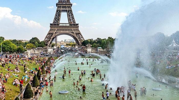 Tại Paris (Pháp) ngày 24/6 đã ghi nhận nhiệt độ lên tới 42°C vào ban ngày, 30°C lúc nửa đêm - đợt nắng nóng cực điểm khiến người dân phải tìm nơi giải nhiệt. Ảnh: bonpote