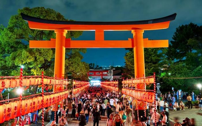 Điểm đến nổi tiếng - đền Fushimi Inari ở Kyoto (Nhật Bản) thu hút rất đông khách du lịch vào ban đêm trong suốt mùa hè. Ảnh: Getty