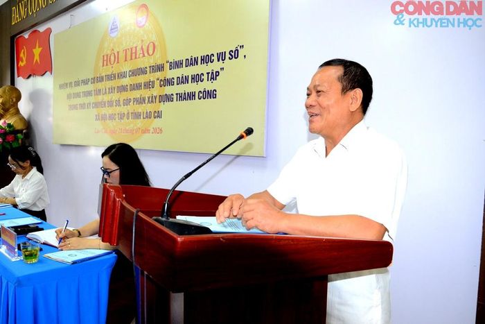 Chủ tịch Hội Khuyến học Lào Cai Triệu Tiến Thịnh khai mạc hội thảo. Ảnh; Quốc Hồng