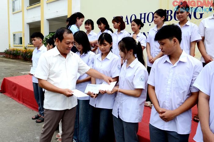 Lãnh đạo Hội Khuyến học Lào Cai trao quà động viên học sinh vượt khó học giỏi. Ảnh: Quốc Hồng