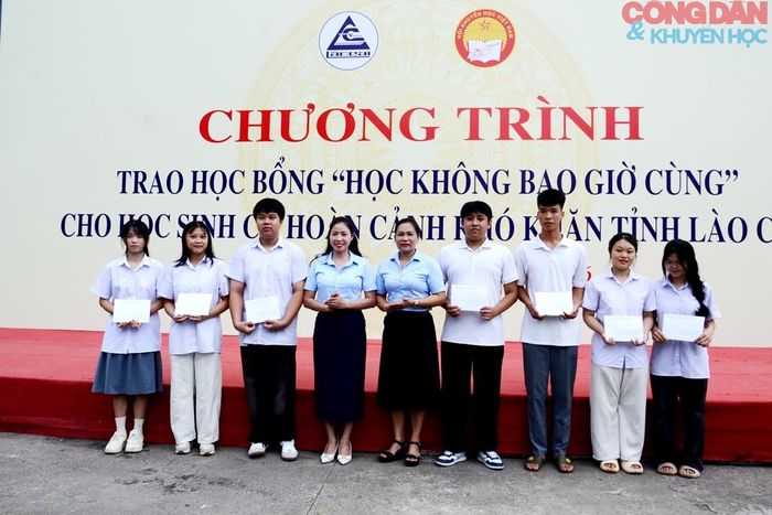 Giám đốc Trung tâm Giáo dục nghề nghiệp - Giáo dục thường xuyên Lào Cai - Cam Đường khen thưởng 9 học sinh của đơn vị đạt kết quả cao trong Kỳ thi tốt nghiệp THPT năm 2026. Ảnh: Quốc Hồng