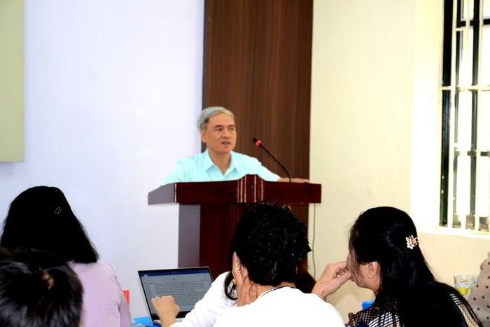 Đại biểu dự Hội thảo trình bày tham luận về thực hiện chương trình “Bình dân học vụ số” tại cơ quan, đơn vị, xây dựng danh hiệu “Công dân học tập” trong thời kỳ chuyển đổi số, góp phần xây dựng thành công xã hội học tập ở tỉnh Lào Cai". Ảnh: Quốc Hồng
