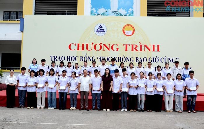 Dịp này, Hội Khuyến học tỉnh Lào Cai trao 50 suất học bổng cho học sinh vượt khó học giỏi, đạt thành tích tốt trong học tập thuộc Trung tâm Giáo dục nghề nghiệp - Giáo dục thường xuyên Lào Cai - Cam Đường. Ảnh: Quốc Hồng