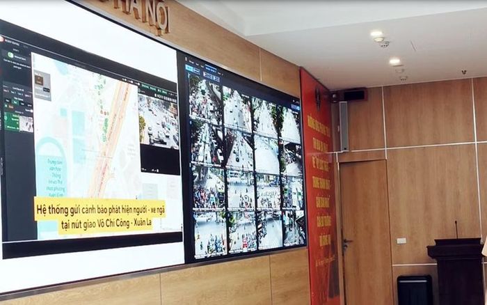 Hà Nội đưa vào vận hành đồng bộ hệ thống camera AI và màn hình LED góp phần nâng cao hiệu quả công tác quản lý, điều hành giao thông. Nguồn ảnh: Báo Tiền Phong.