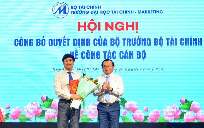 Ông Lê Tấn Cận, Thứ trưởng Bộ Tài chính trao quyết định bổ nhiệm PGS.TS Phạm Tiến Đạt giữ chức vụ Hiệu trưởng Trường Đại học Tài chính - Marketing.