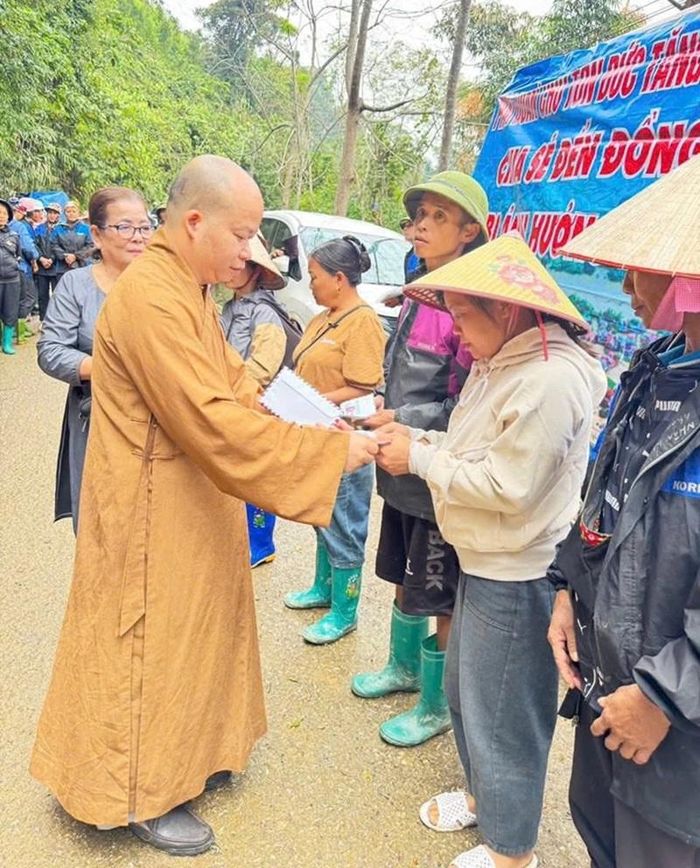 Thầy Thích Tánh Bình trong một chuyến đi cứu trợ lũ lụt ở các tỉnh miền Bắc năm 2025