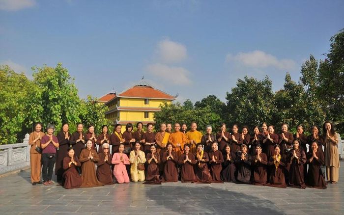 Chụp hình lưu niệm cùng quý Thầy nơi trường hạ chùa Đại Thành