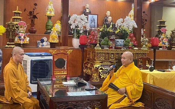 Hòa thượng Giáo thọ ban thời pháp nhũ