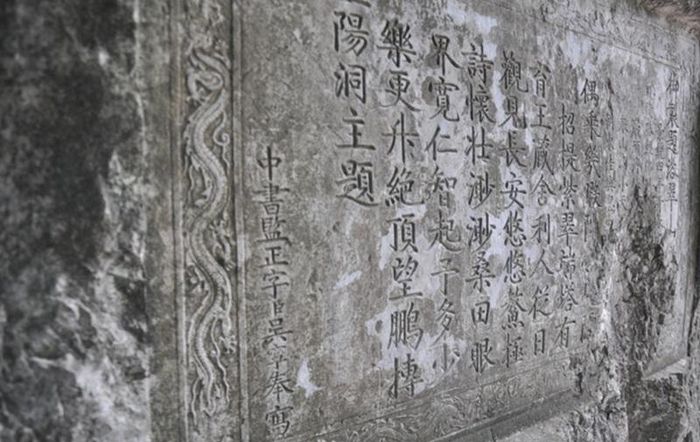 Danh sĩ Trương Hán Siêu là người đầu tiên lưu bút tích cho các thi sĩ đến thưởng ngoạn, ngắm cảnh làm những bài thơ khắc vào đá. - Ảnh: Sưu tầm