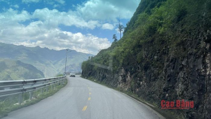 Con đường Hạnh Phúc dài 185 km ở Cao nguyên đá Đồng Văn (Tuyên Quang).