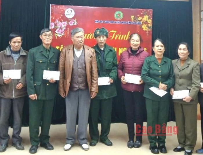 Lãnh đạo Hội cựu Thanh niên xung phong tỉnh trao tặng quà hỗ trợ hội viên hoàn cảnh khó khăn.