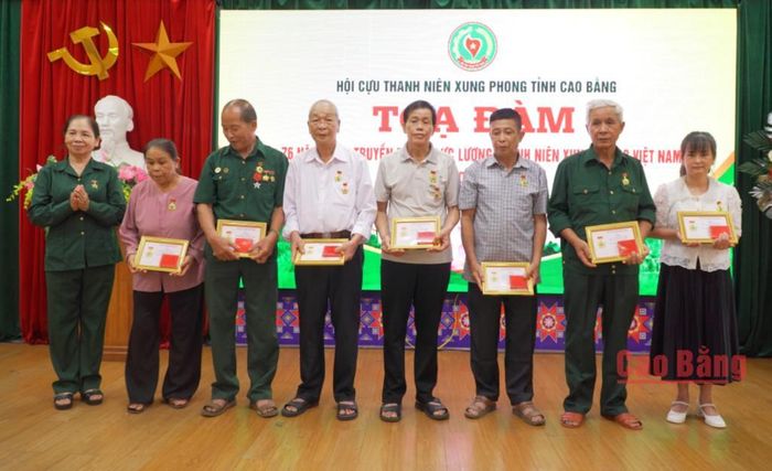 Lãnh đạo Hội Cựu Thanh niên xung phong tỉnh trao tặng Kỷ niệm chương "Thanh niên xung phong vẻ vang" cho các hội viên tại buổi tọa đàm.
