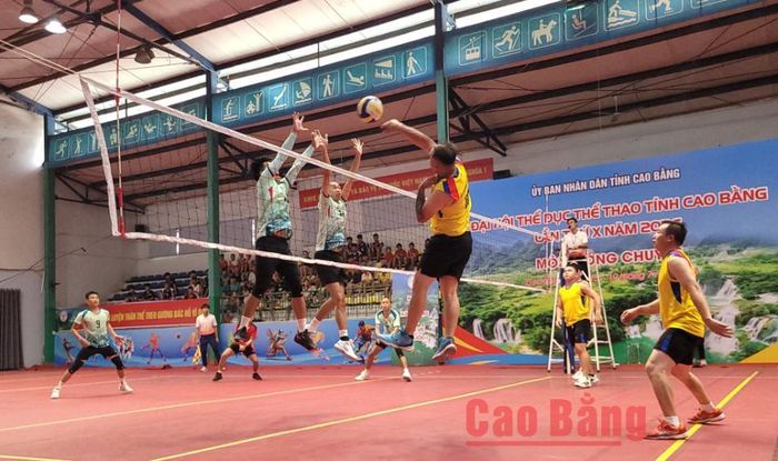 Các nam vận động viên xã Yên Thổ và xã Quang Trung thi đấu trận mở màn ngay sau lễ khai mạc.