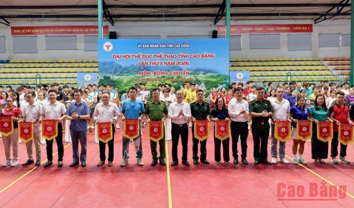 Ban Tổ chức tặng cờ lưu niệm cho 27 đoàn vận động viên tham gia thi đấu.