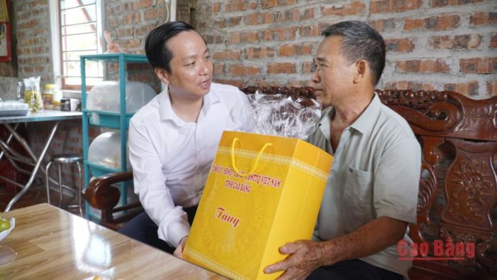 Chủ tịch UBND tỉnh Lê Hải Hòa tặng quà và động viên thương binh Lý Viết Tư, xóm Nà Hoàng, xã Độc Lập.