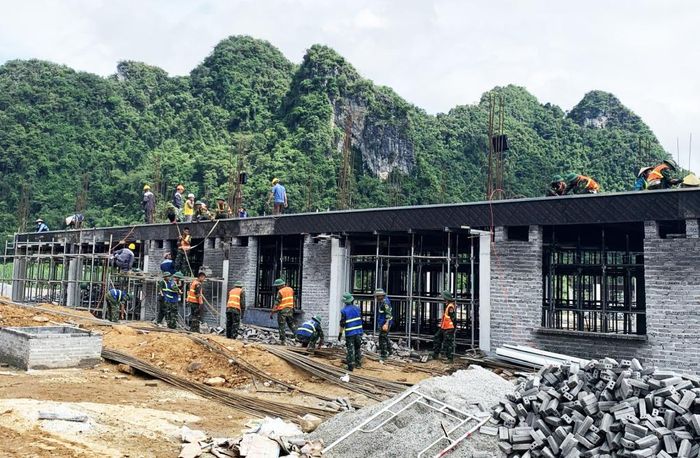 Hạng mục khối nhà lớp học tại dự án Trường Phổ thông Dân tộc nội trú liên cấp Tiểu học và THCS Đức Long đổ mái xong tầng 1.