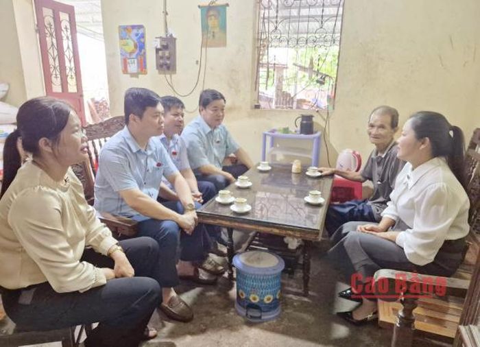 Đoàn công tác giám sát việc thực hiện các chính sách đối với người có công tại một số gia đình chính sách xã Nguyên Bình.