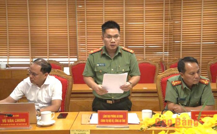 Đại diện lãnh đạo Phòng An ninh Chính trị nội bộ, Công an tỉnh trao đổi tại hội nghị.