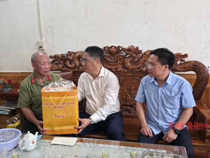 Đoàn công tác tặng quà thương binh Long Trọng Noóng, tổ dân phố Bằng Giang, phường Thục Phán.