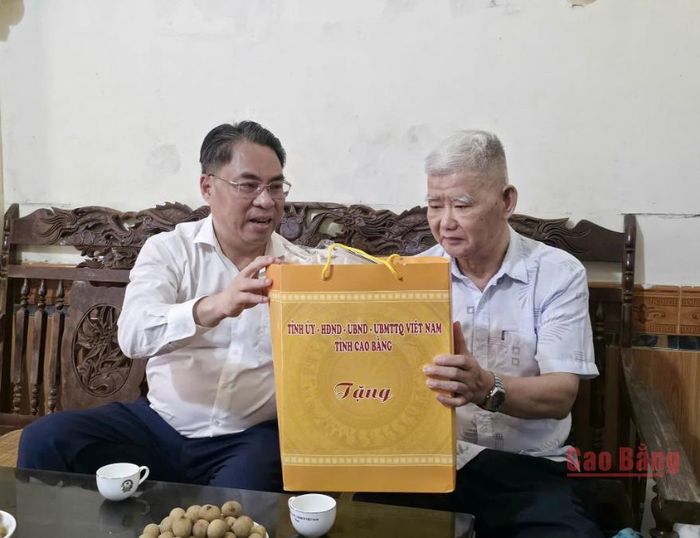 Bí thư Tỉnh ủy, Chủ tịch HĐND tỉnh Phan Thăng An tặng quà thương binh Nông Hồng Quảng, tổ dân phố Hiến Giang, phường Thục Phán.