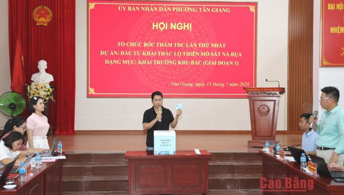 Người dân bốc thăm lô đất khu vực tái định cư lần thứ nhất Dự án Đầu tư khai thác lộ thiên Mỏ sắt Nà Rụa tại hội nghị.