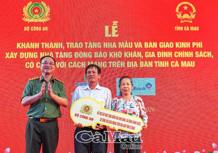 Thượng tướng Phạm Thế Tùng, Ủy viên Trung ương Đảng, Ủy viên Ban Thường vụ Đảng ủy Công an Trung ương, Thứ trưởng Bộ Công an, trao bảng tượng trưng nhà mẫu cho gia đình bà Nguyễn Hồng Hận, Xã Trần Văn Thời, tại lễ bàn giao kinh phí xây dựng 500 căn nhà tặng đồng bào khó khăn trên địa bàn tỉnh Cà Mau. (Ảnh chụp ngày 19/3/2026)
