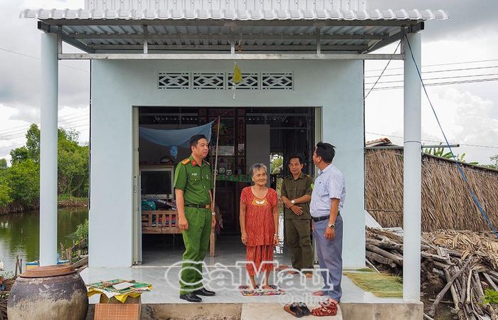 Cụ bà Lê Thị Pha (76 tuổi), xã Tân Hưng, trọn niềm vui trong căn nhà mới.