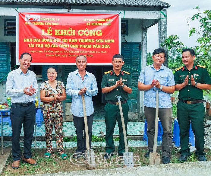 Lễ khởi công xây dựng nhà cho hộ ông Phạm Văn Sửa, ấp Ông Bích, xã Khánh Bình (thứ tư từ phải sang), thân nhân đang thờ cúng Mẹ Việt Nam Anh hùng Ngô Thị Lưu cùng hai liệt sĩ Phạm Văn Thanh và Phạm Văn Chiến.