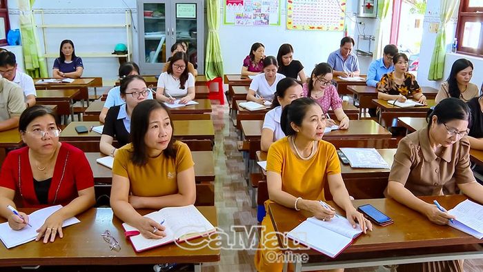 Cán bộ quản lý, giáo viên Trường Tiểu học Trần Phú (phường Bạc Liêu) tham gia lớp tập huấn sách giáo khoa mới. Ảnh: ANH TUẤN