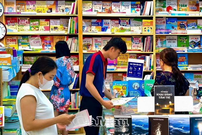 Phụ huynh chuẩn bị sách giáo khoa năm học mới cho con.