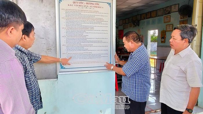 Bảng hương ước được niêm yết trước trụ sở Ấp 15, xã Vĩnh Hậu.