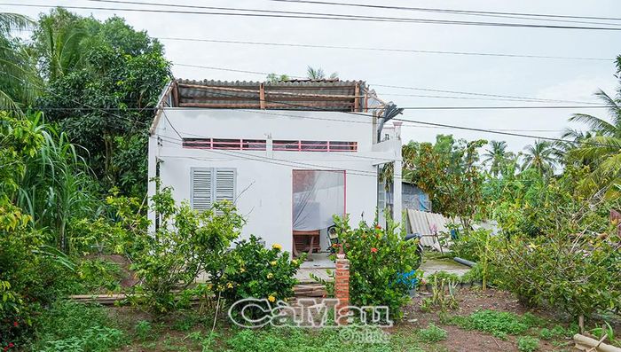 Lốc xoáy xảy ra bất ngờ với cường độ mạnh khiến nhiều căn nhà bị tốc mái, rất may không gây thiệt hại về người.