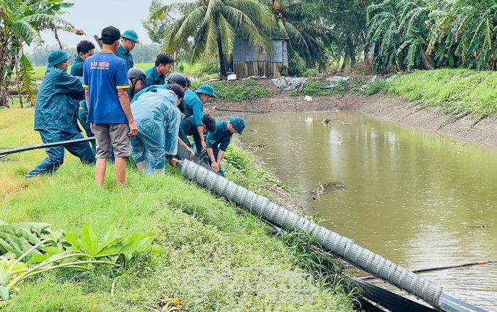 Lực lượng chức năng hỗ trợ người dân khắc phục thiệt hại, dọn dẹp vệ sinh môi trường và thu dọn cây xanh bị đổ ngã sau lốc xoáy.