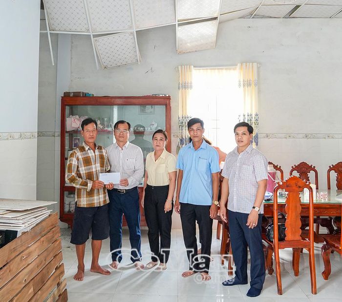 Đồng chí Nguyễn Thế Châu, Bí thư Đảng ủy Xã Trần Văn Thời (thứ hai từ trái sang), cùng đoàn công tác đến thăm hỏi, động viên và trao hỗ trợ các hộ dân bị thiệt hại do lốc xoáy xảy ra trên địa bàn xã ngày 13/7.