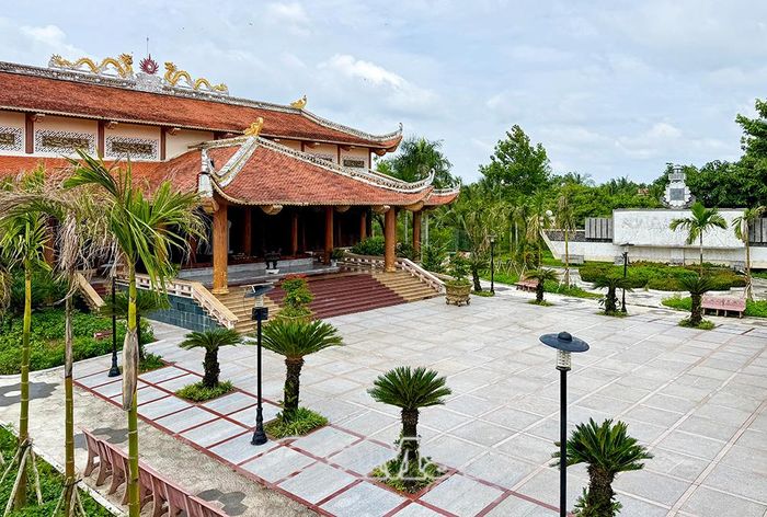 Đền thờ 10 Anh hùng liệt sĩ khởi nghĩa Hòn Khoai (đường Nguyễn Trãi, phường An Xuyên) cách Tượng đài ghi dấu sự kiện ngày 12/7/1941 khoảng 10 phút di chuyển bằng xe máy.
