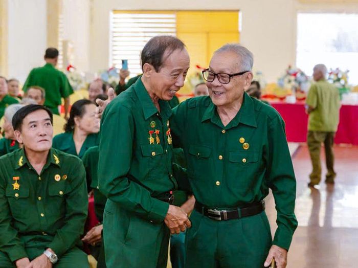 Các cựu TNXP vui mừng xen lẫn xúc động trong những dịp họp mặt, vừa thăm hỏi, vừa cùng nhau ôn lại ký ức một thời thanh xuân tình nguyện lên đường bảo vệ Tổ quốc. Ảnh Hội Cựu TNXP tỉnh cung cấp