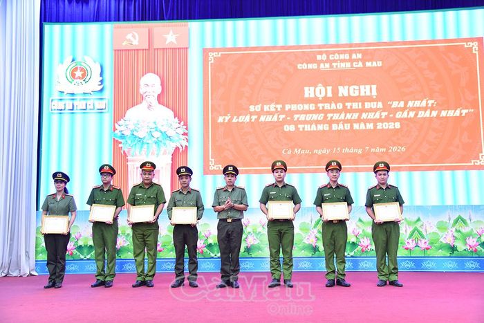  Đại tá Châu Quốc Huy, Phó Giám đốc Công an tỉnh, trao giấy khen cho các tập thể (ảnh trên) và Đại tá Lê Tấn Vinh, Phó Giám đốc Công an tỉnh, trao Giấy khen cho các cá nhân có thành tích xuất sắc.