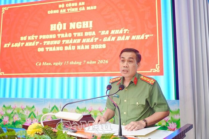  Đại tá Lê Tấn Vinh, Phó Bí thư Đảng ủy, Phó Giám đốc Công an tỉnh, phát biểu tại hội nghị.