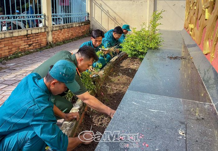 Đoàn viên, thanh niên dọn dẹp vệ sinh khuôn viên Di tích lịch sử trận đánh đồn Cầu Trâu năm 1962, ấp Trà Ban 2, xã Vĩnh Lợi.