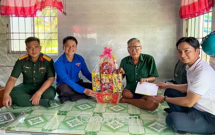 Anh Ngô Quốc Quận cùng đoàn viên, thanh niên đến thăm hỏi, tặng quà thương binh Mai Văn Bo.