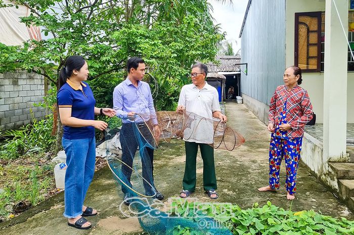 Ðại diện chính quyền, hội, đoàn thể phường Hòa Thành thăm hỏi đời sống gia đình và trao đổi về mô hình đặt lú của vợ chồng ông Ngô Văn Hơn (bên phải).