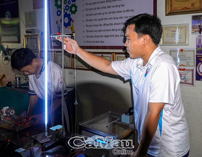 Các em học sinh hứng thú khi được thực hành thí nghiệm sau những giờ học lý thuyết.