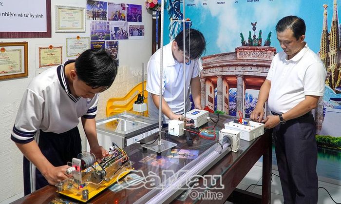 Tiến sĩ Lê Công Nhã (bìa phải) luôn tìm tòi, sáng tạo những mô hình để giúp học sinh có tiết học sinh động, hiệu quả hơn.