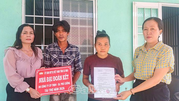 Bàn giao nhà Đại đoàn kết cho gia đình anh Nguyễn Văn Đệ, ấp Vĩnh Phú.