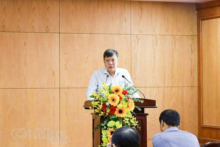 Đồng chí Cao Việt Anh, Trưởng ban Xây dựng Đảng Phường Lý Văn Lâm, trình bày tham luận đề xuất giải pháp nâng cao hiệu quả hoạt động của mô hình chính quyền địa phương 2 cấp.