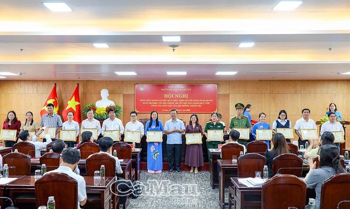 Trưởng ban Tuyên giáo và Dân vận Tỉnh ủy Hồ Trung Việt trao Bằng khen của Chủ tịch UBND tỉnh cho các tập thể có thành tích xuất sắc.