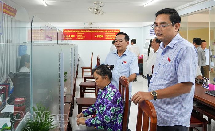 Đồng chí Hoàng Đình Liêm, Trưởng ban Pháp chế, HĐND tỉnh Cà Mau (bìa phải), cùng các thành viên đoàn giám sát đã khảo sát thực tế tại Trung tâm Phục vụ hành chính công xã Sông Đốc.