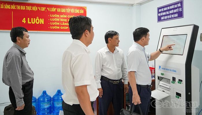 Trang thiết bị hiện đại với hệ thống lấy số tự động được đầu tư đồng bộ tại Trung tâm Phục vụ hành chính công xã Sông Đốc, nâng cao chất lượng phục vụ người dân.